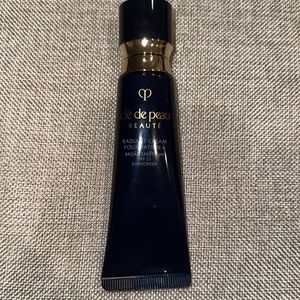 De De Peau Radiant Cream Foundation Shade BF10 Light Buff